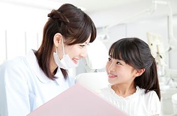 小児歯科に精通した歯科医師がお子様の診療を行います